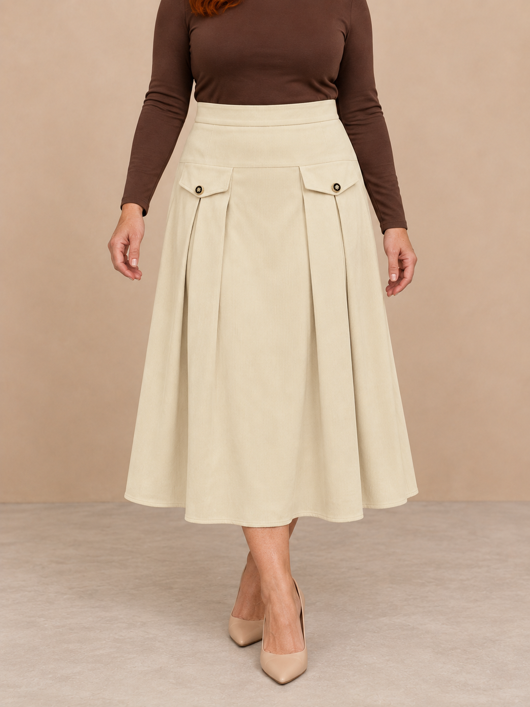Medio plano inferior de la falda Cashia Cadencia de pana fina marfil en modelo talla XL.