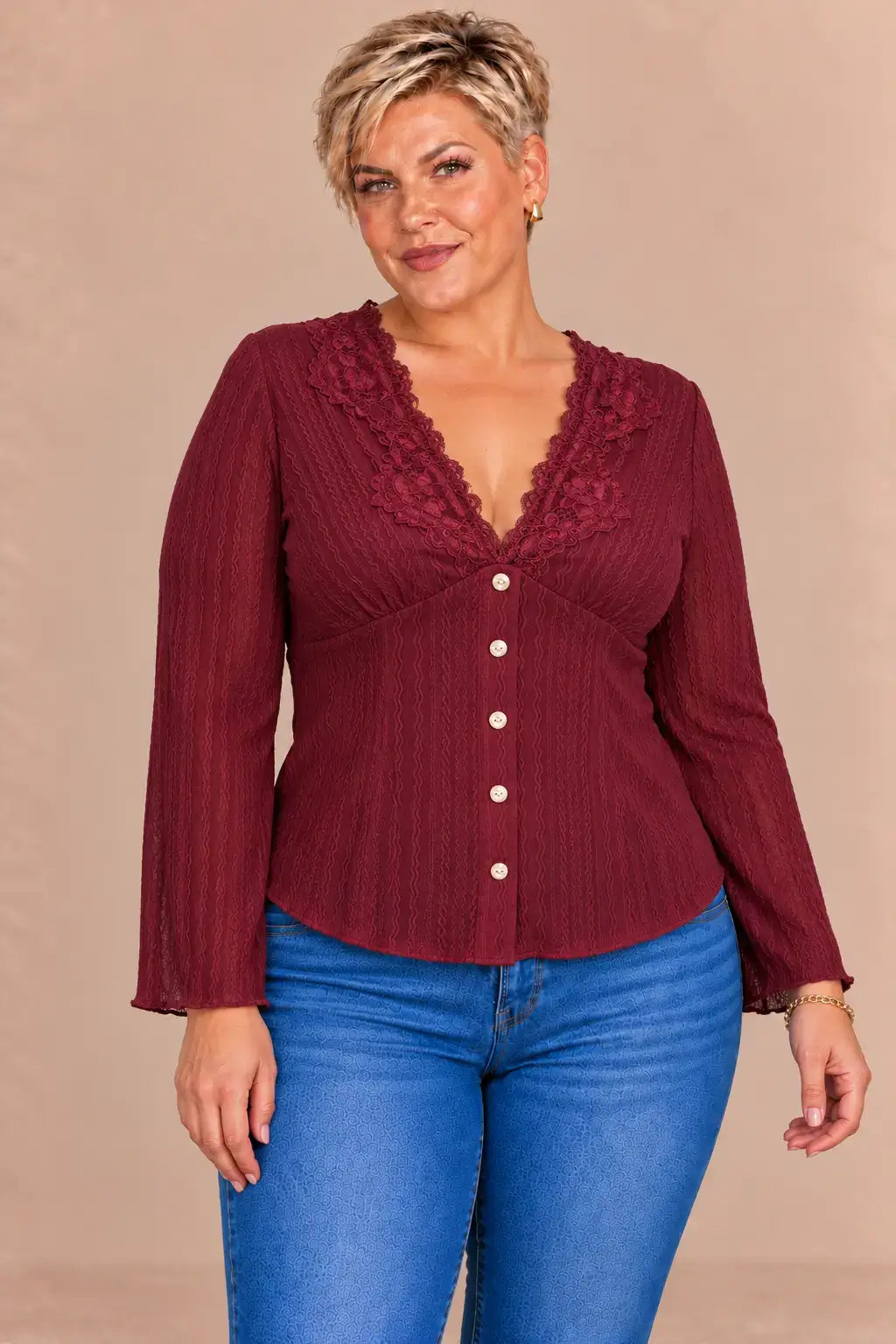 Camiseta larga encaje botones en color burdeos, con botones frontales y encaje decorativo en el escote.