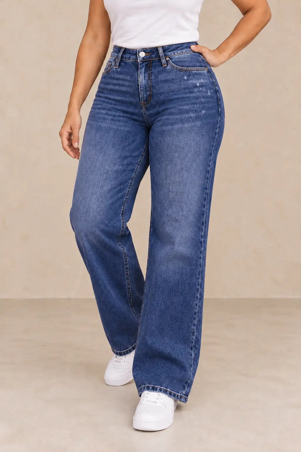 Pantalón Cashia Denim 402 azul oscuro, medio plano inferior en talla L, 31–32, con zapatillas blancas.