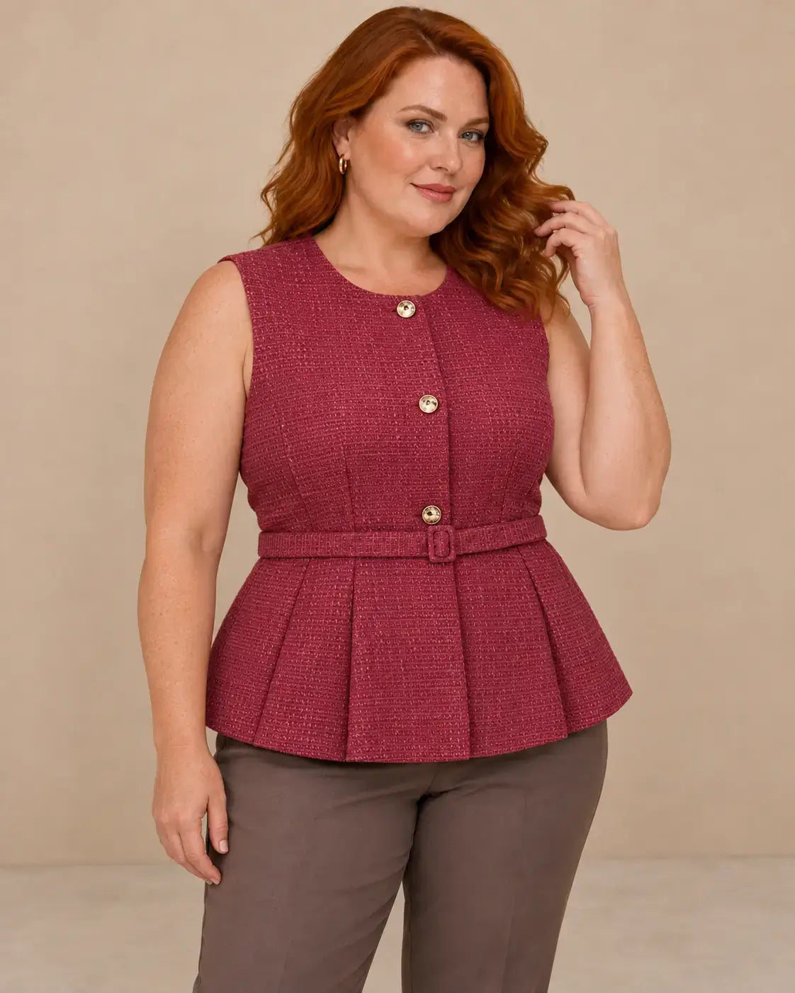 Modelo Cashia talla L con chaleco Toulouse fucsia de botones dorados y bajo plisado, en medio plano superior.
