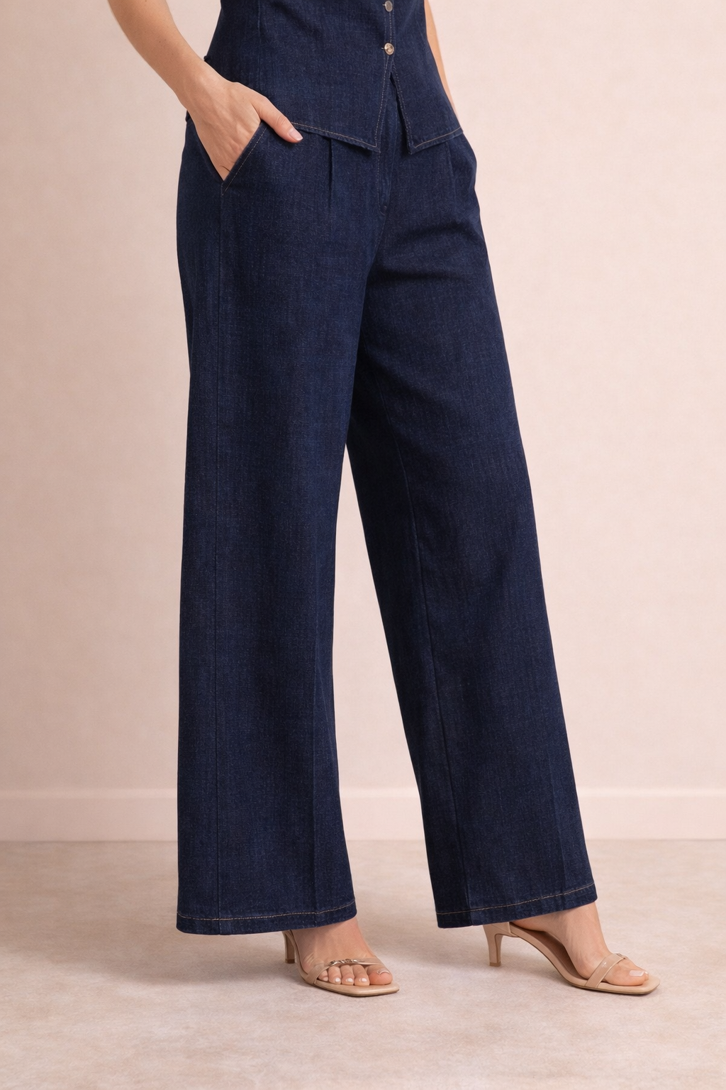 Detalle pantalón conjunto denim mujer azul de pierna ancha con cintura alta y caída fluida elegante Cashia