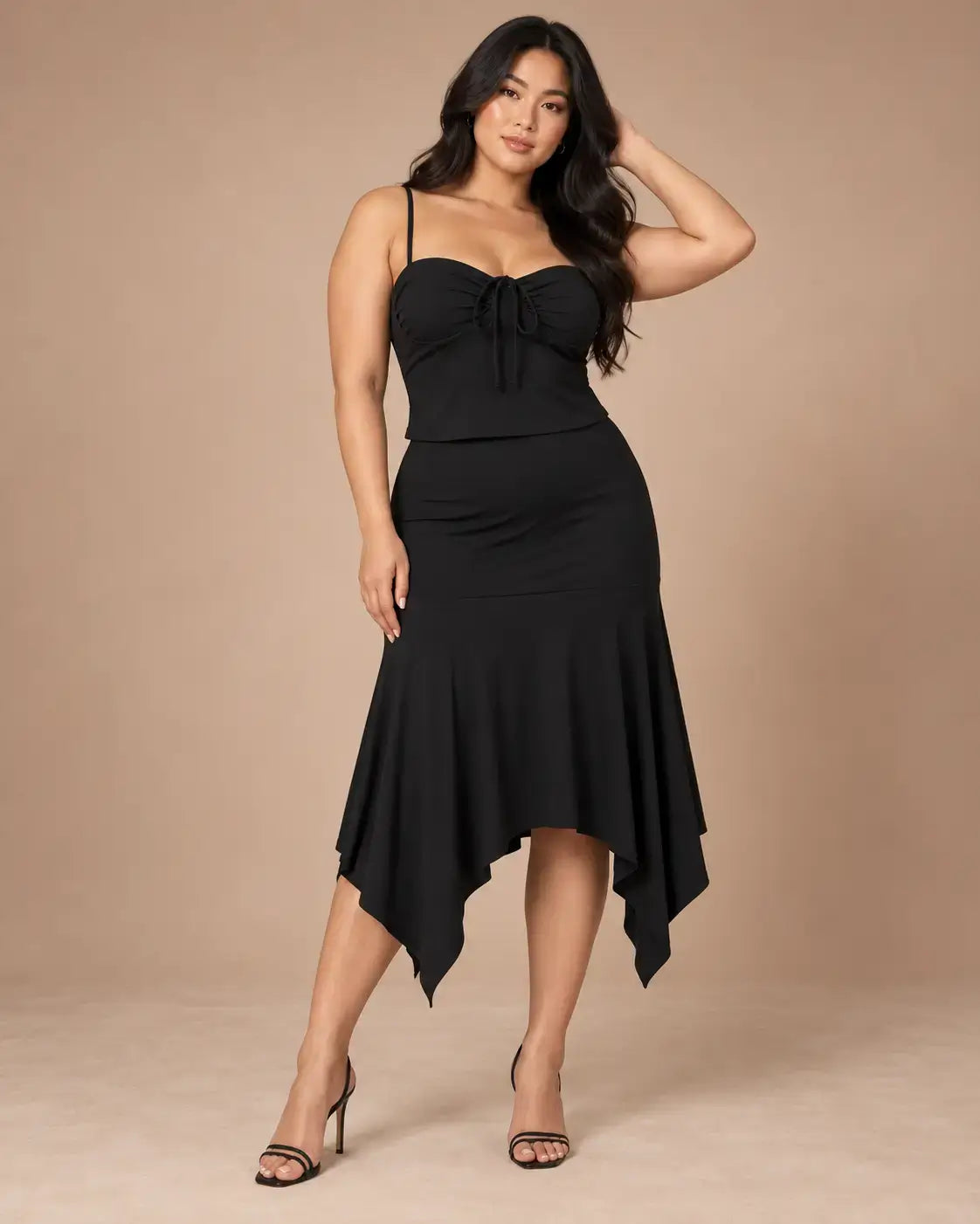 Conjunto Cashia Elba negro talla L, top de tirantes con detalle fruncido en el pecho y falda midi de bajo asimétrico.