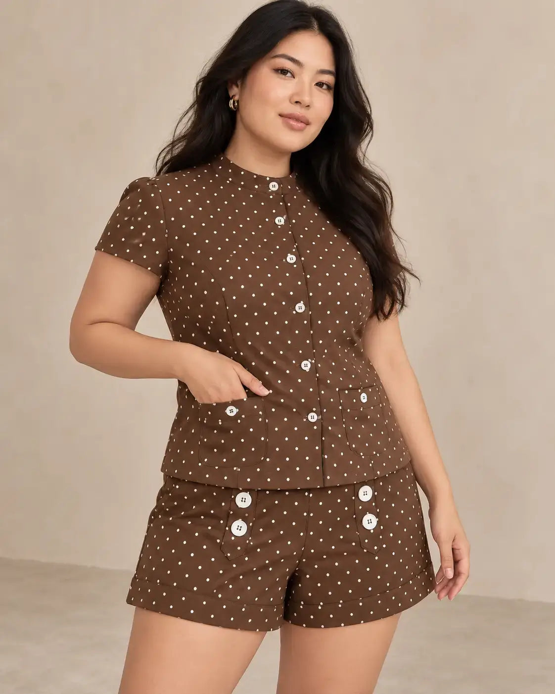 Conjunto Cashia Vicenza talla L en color marrón con lunares blancos, medio plano superior con modelo Cashia predeterminada, pose dinámica y pelo suelto