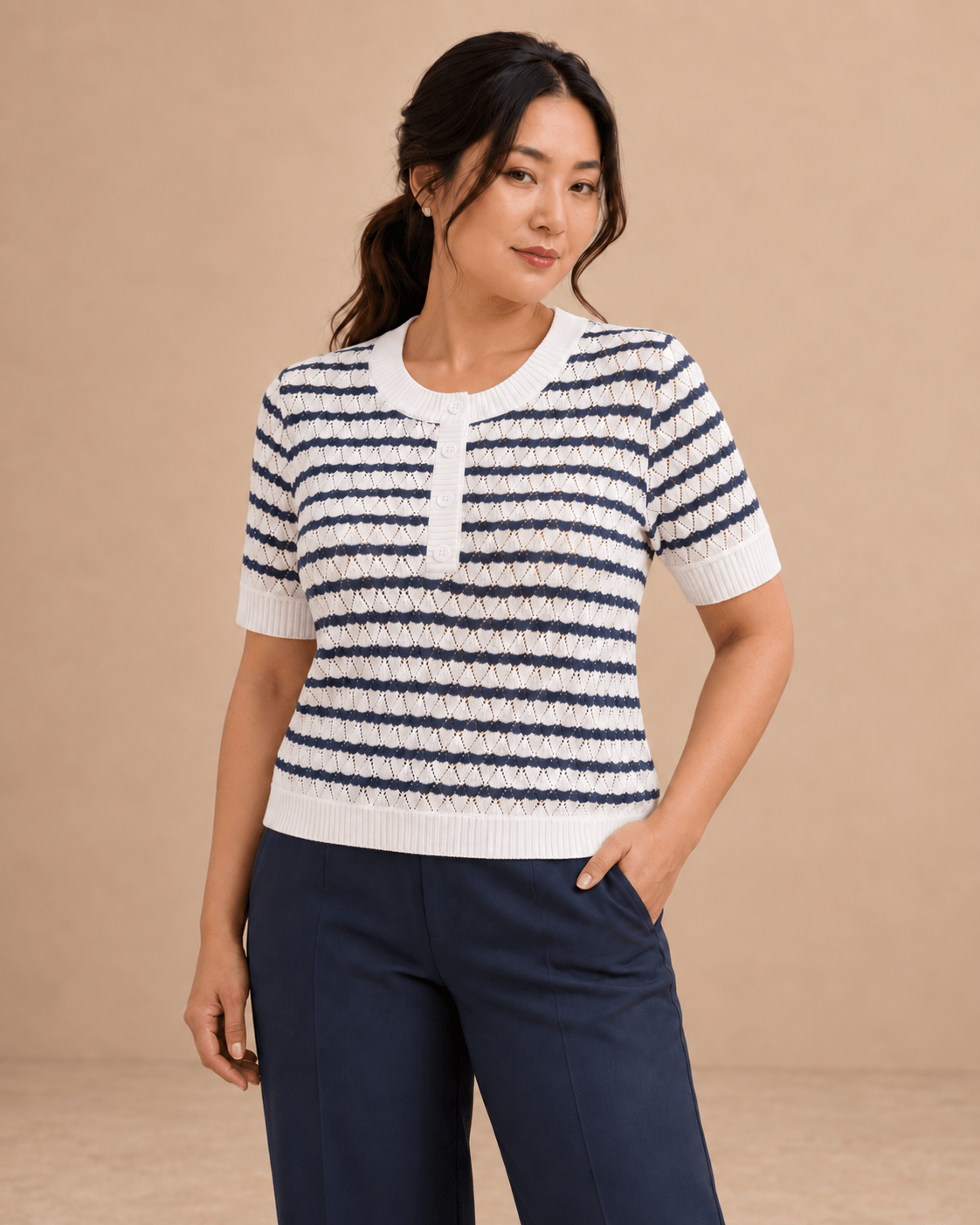 Jersey de punto Cashia Fresno en modelo Cashia talla L de pelo negro recogido, medio plano superior.
