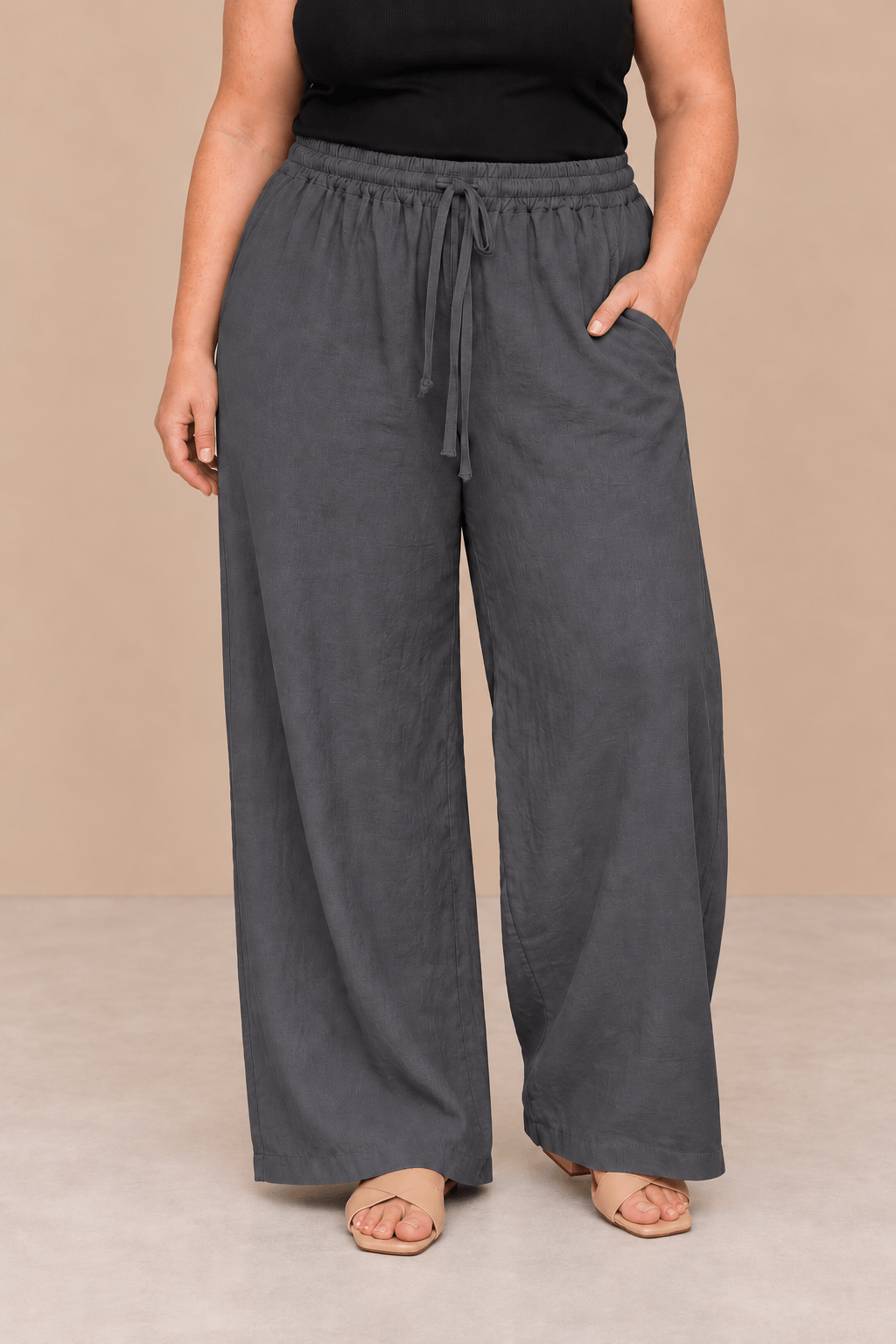 Pantalón Cashia Basic Wide Leg gris antracita en modelo talla XL