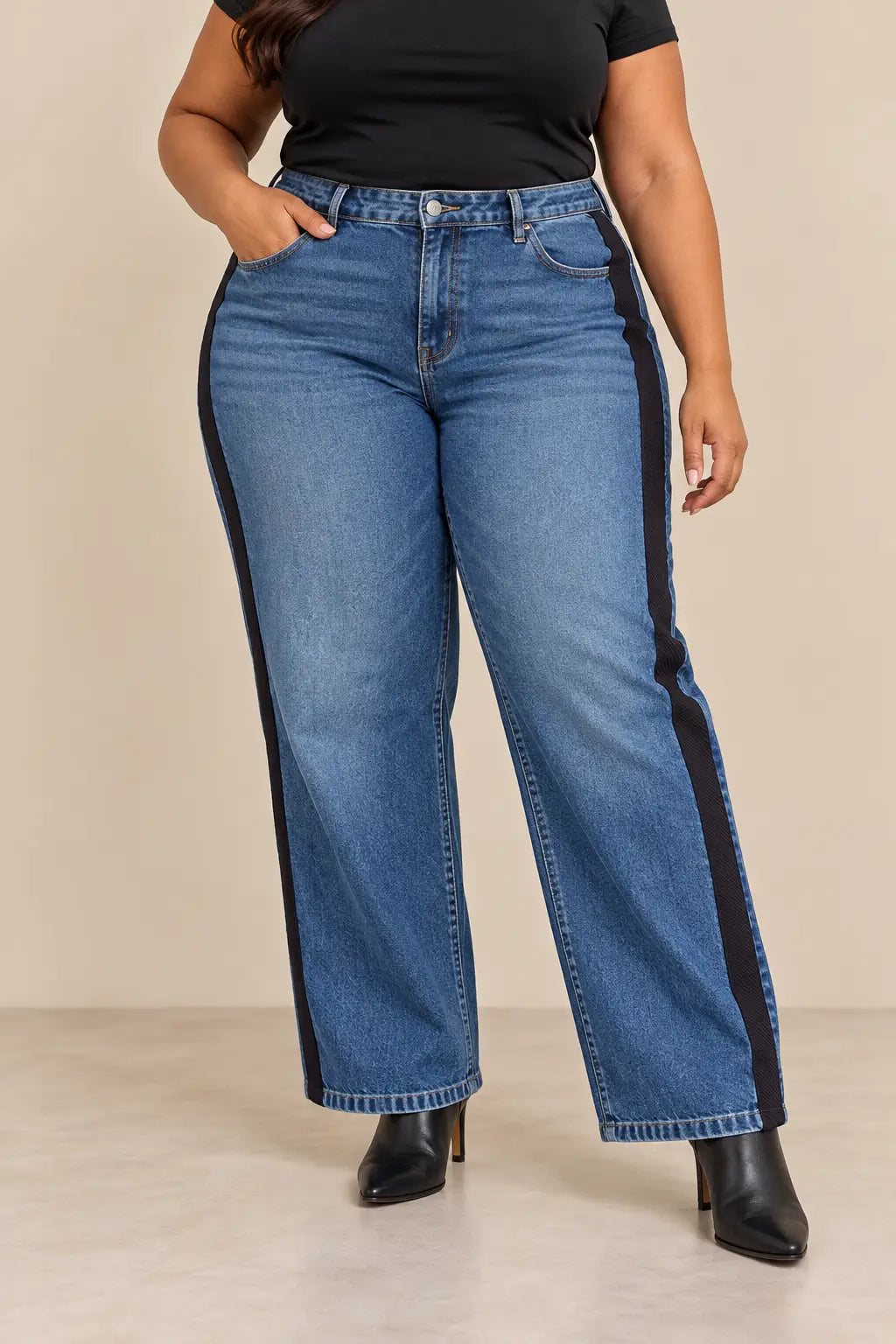 Simulación visual del pantalón Cashia Denim 403 azul en talla 4XL, con franjas laterales negras.