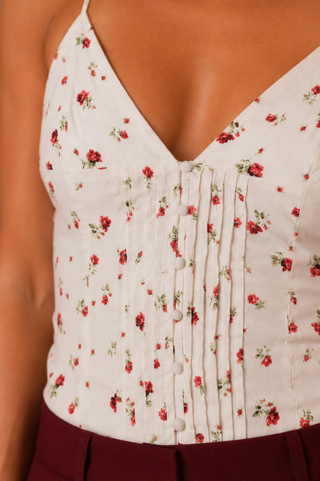 Detalle de los botones frontales y tejido floral del Top Cashia Portofino blanco.