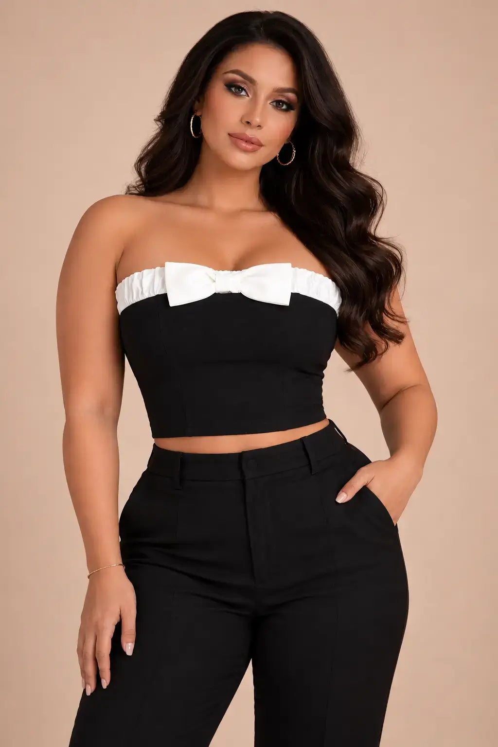Top Cashia Valencia negro con lazo blanco en modelo talla L, medio plano superior