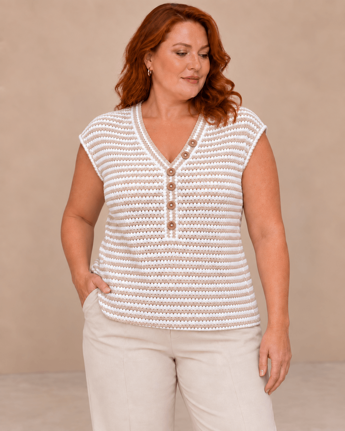 Top de Punto Cashia Abedul blanco y beige en modelo talla XL, medio plano superior