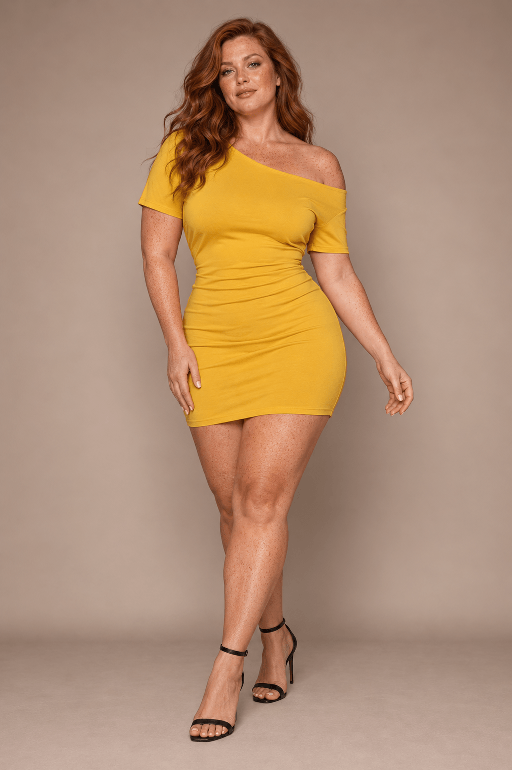 Vestido Cashia Altea amarillo mostaza en talla XL sobre modelo pelirroja con pecas y figura curvilínea, vista de cuerpo entero