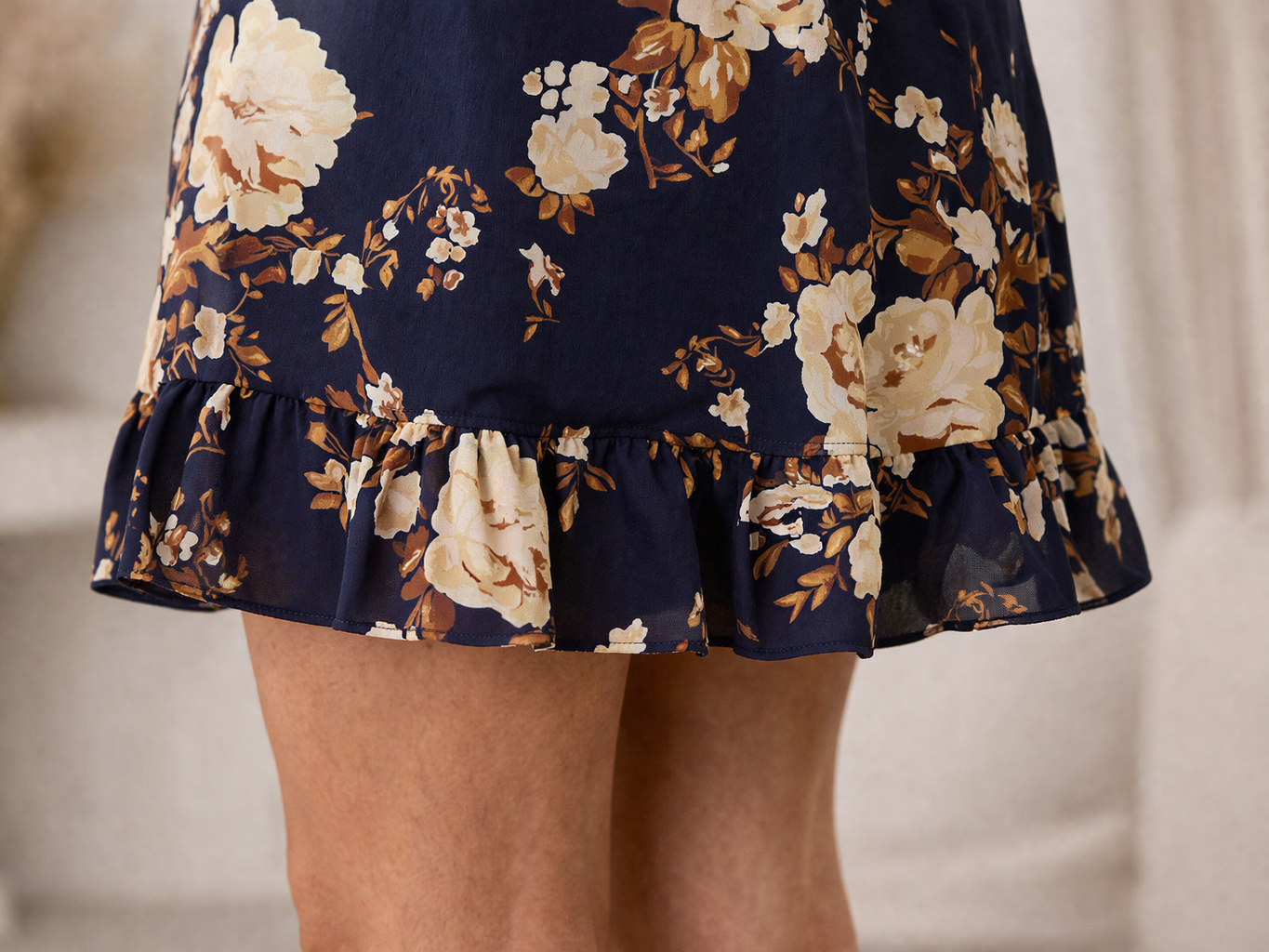 Detalle del bajo del vestido Cashia Huelva con acabado fluido y estampado floral, diseño elegante y ligero.