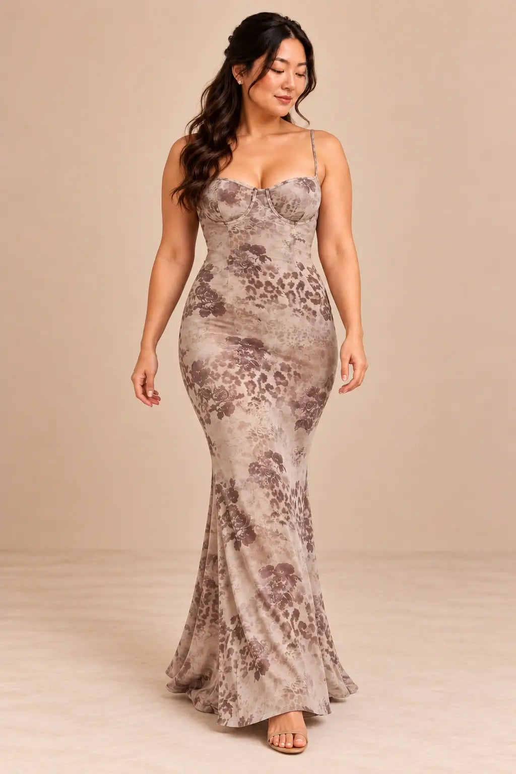 Vestido Cashia Orvieto beige estampado, talla L, vista frontal sobre modelo asiática.