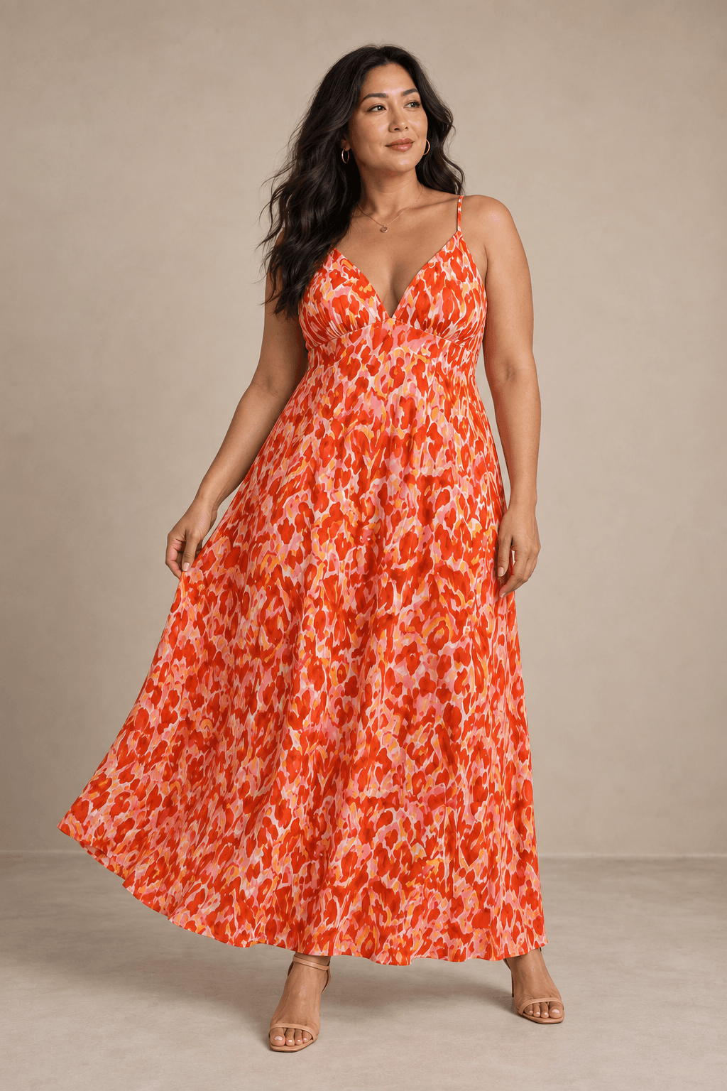 Vestido largo Cashia Salerno rojo estampado en modelo asiática talla L, con escote en V, cintura ajustada y falda de caída natural.