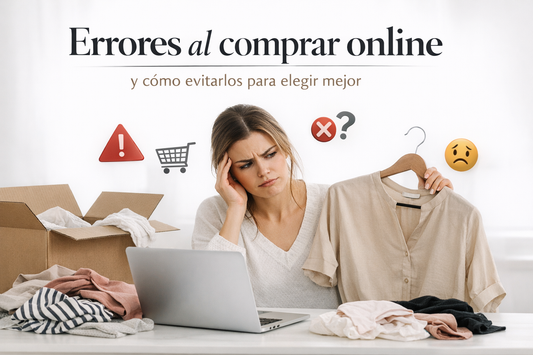 Mujer revisando ropa comprada online con gesto de duda frente a un portátil, representando errores al comprar ropa online y cómo evitarlos
