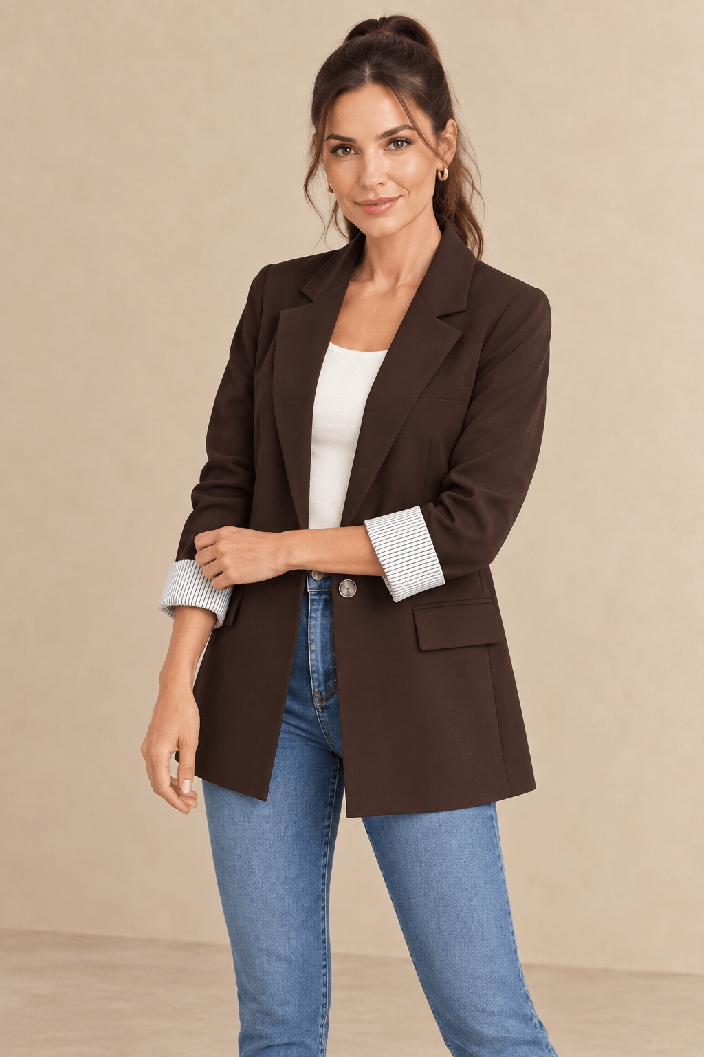 Blazer Cashia Celaje beige en modelo morena talla S, medio plano superior
