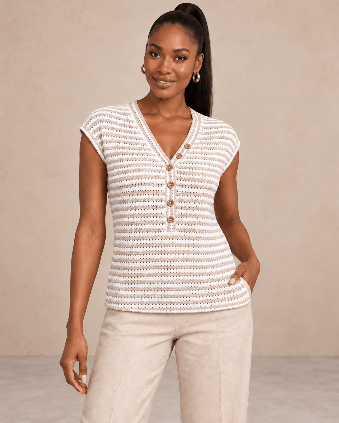 Top de Punto Cashia Abedul de punto calado en modelo negra, medio plano superior frontal