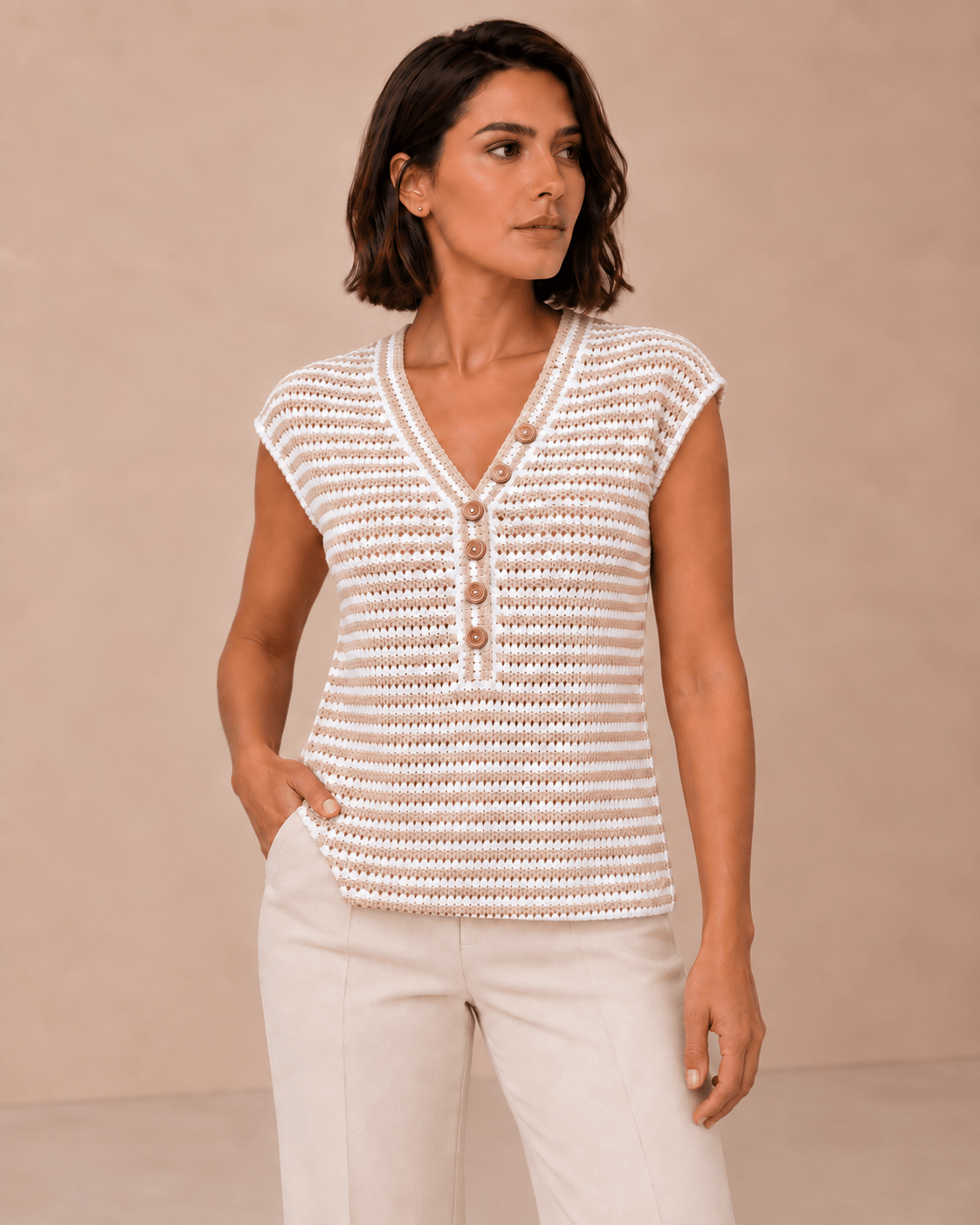 Top de Punto Cashia Abedul blanco y beige en modelo talla M, medio plano superior