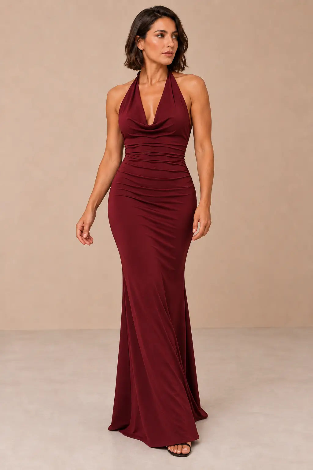 Vestido Cashia Lucerna vino tinto, talla M, en modelo de cabello bob y escote halter drapeado.