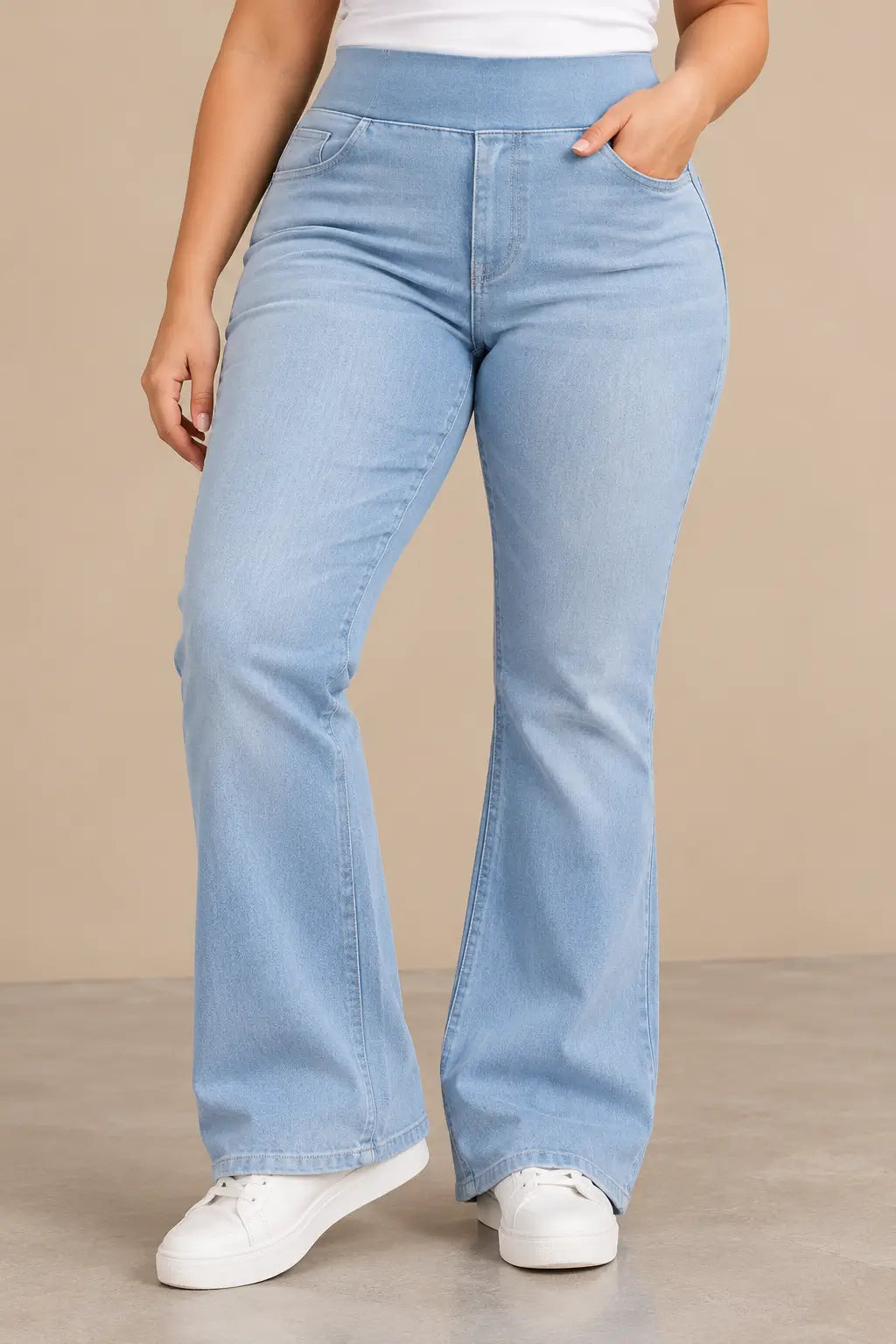 Pantalón Cashia Denim 200 en azul denim claro, talla XL, con cintura alta elástica y pierna ligeramente acampanada, mostrado en medio plano inferior sobre modelo de piel clara, con zapatillas blancas y fondo beige.