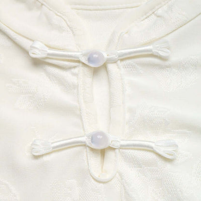 Detalle de los cierres de la camiseta mujer cuello mao detalle floral en color blanco.