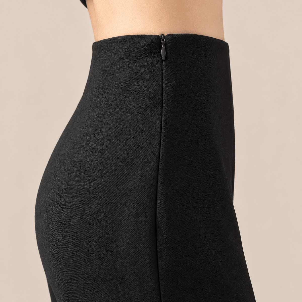 Detalle del pantalón de mujer tiro alto pierna amplia Cashia Spire, mostrando la cremallera en la parte posterior.