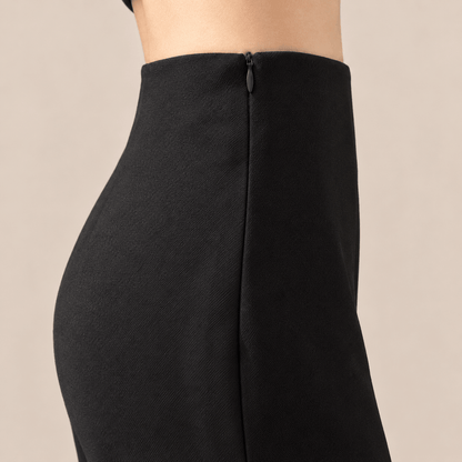 Detalle del pantalón de mujer tiro alto pierna amplia Cashia Spire, mostrando la cremallera en la parte posterior.