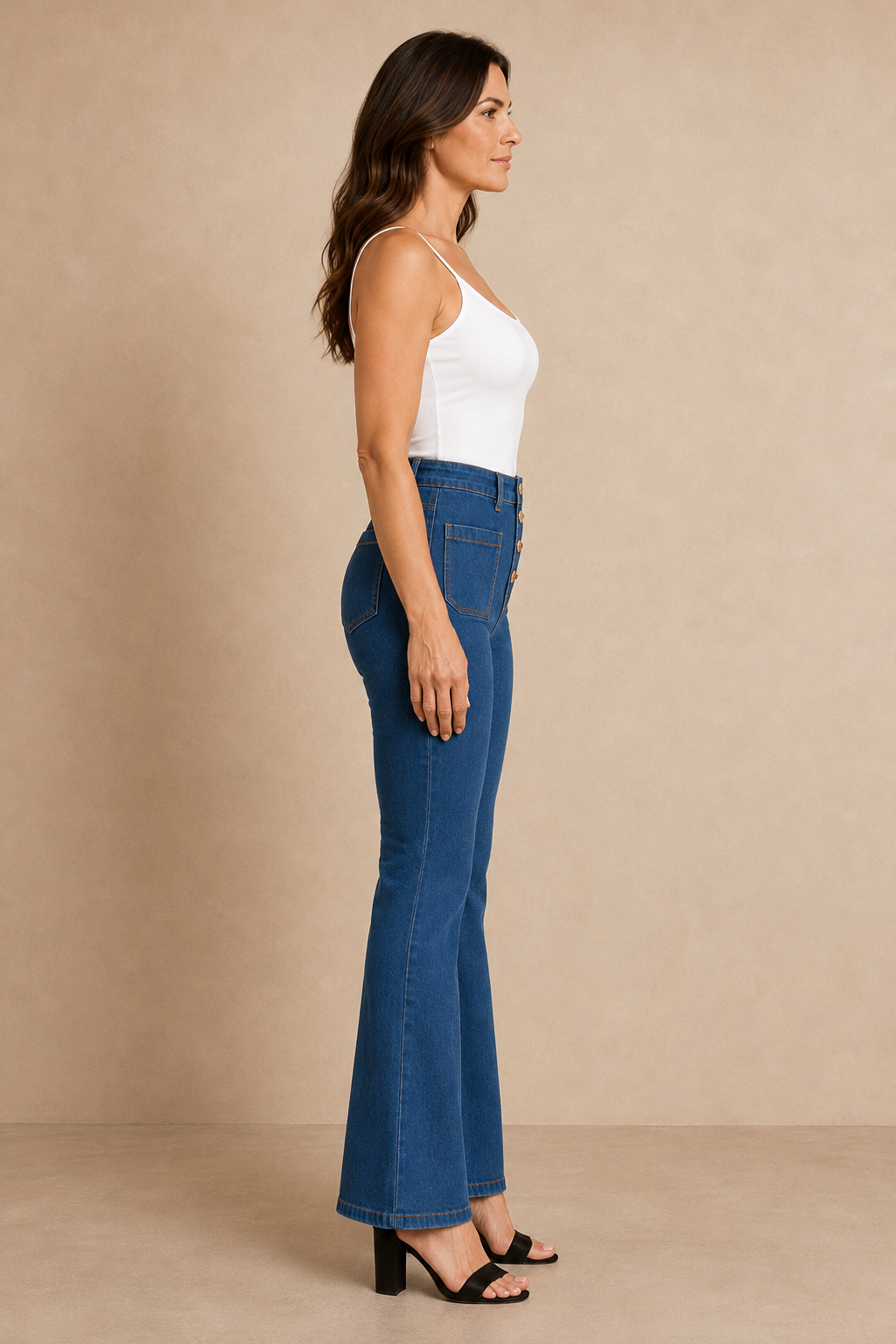 Modelo morena con Pantalón Cashia Denim Acampanado, vista de perfil de cuerpo entero.