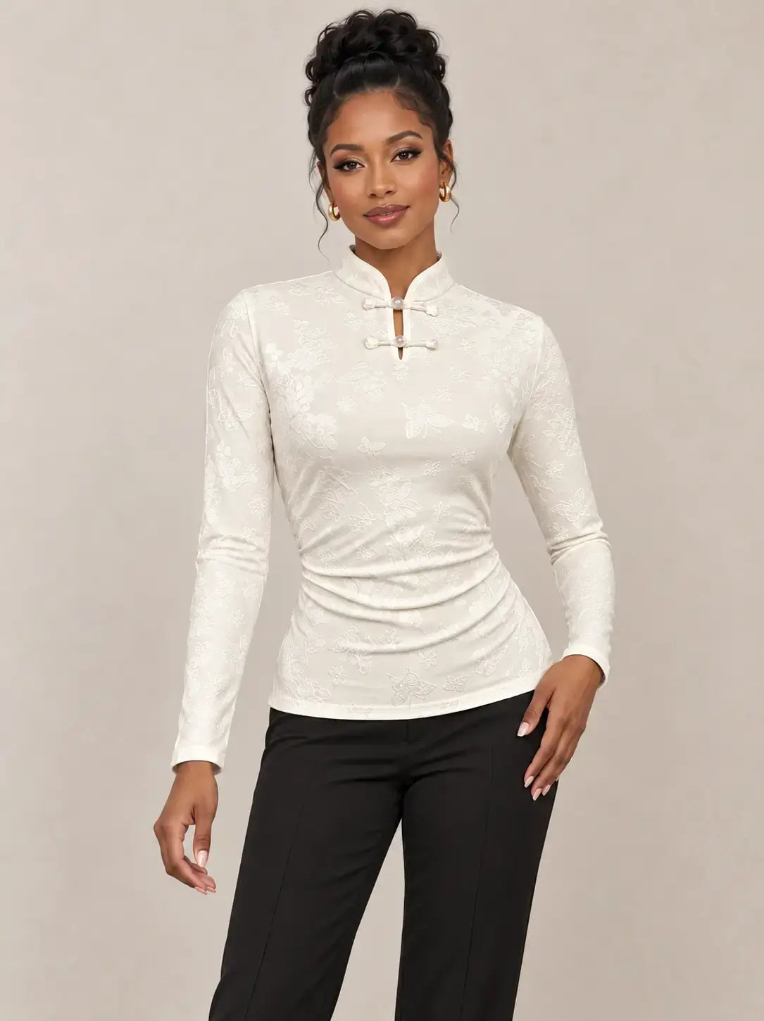 Camiseta mujer cuello mao detalle floral Cashia Nácar en color blanco con diseño elegante y ajustado.