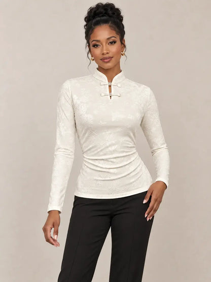 Camiseta mujer cuello mao detalle floral Cashia Nácar en color blanco con diseño elegante y ajustado.