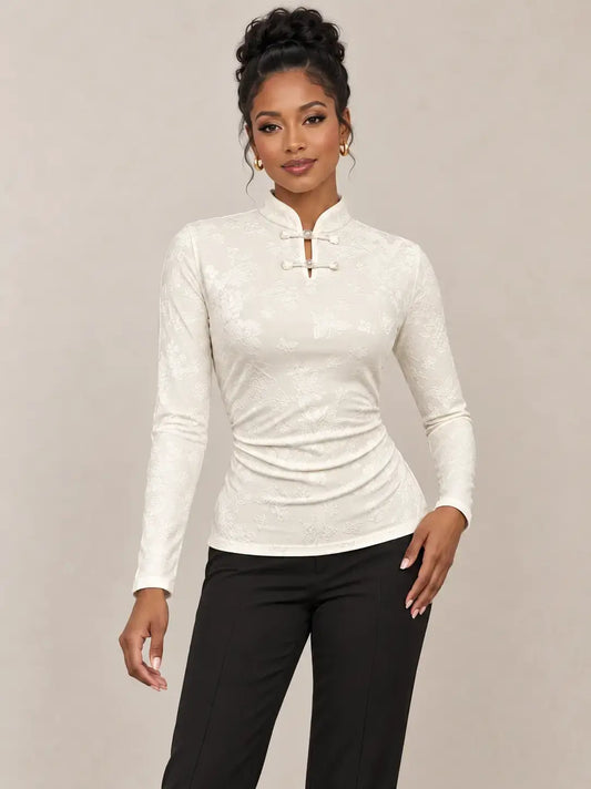 Camiseta mujer cuello mao detalle floral Cashia Nácar en color blanco con diseño elegante y ajustado.