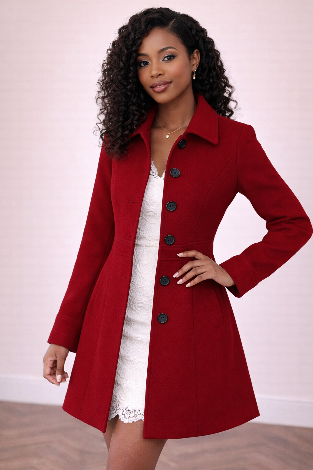 Abrigo Cashia Berlín color rojo con cinco botones frontales, medio plano frontal, corte entallado y largo medio, modelo femenina sobre fondo nude con suelo parquet marrón, estilo elegante y premium