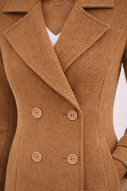 Detalle de la doble botonadura del abrigo Cashia City en color camel, con botones redondos al tono y solapas amplias estructuradas.