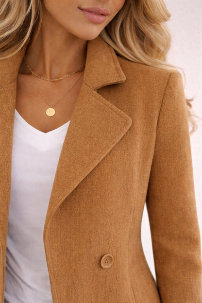 Detalle del cuello y solapas amplias del abrigo Cashia City en color camel con doble botonadura y tejido estructurado.