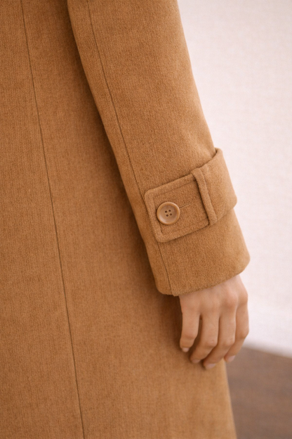 Detalle del puño del abrigo Cashia City en color camel con acabado limpio y tejido estructurado.