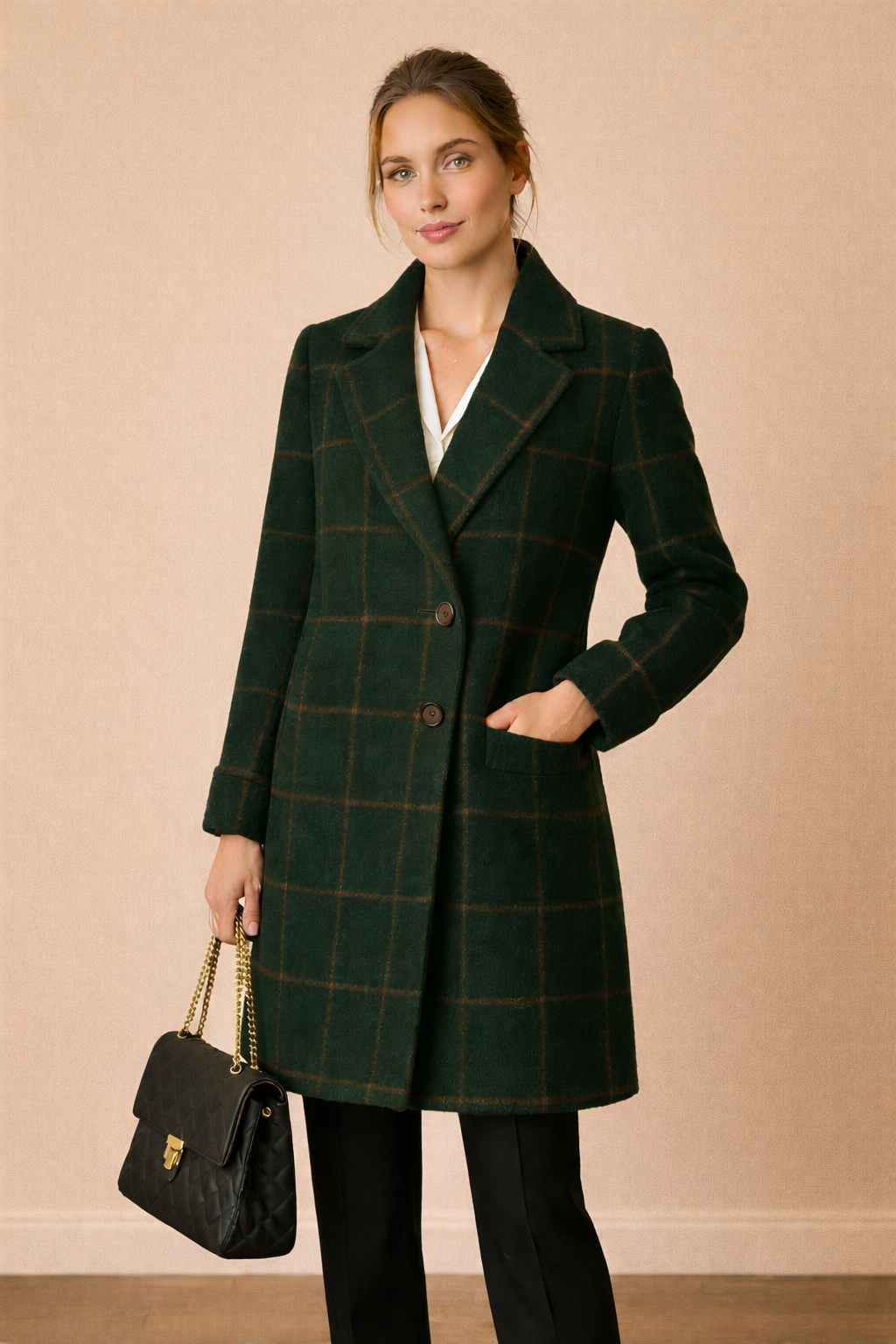 Abrigo Cashia Copenhague verde oscuro de cuadros con cierre frontal de dos botones en línea vertical, corte recto y largo a la rodilla, mostrado en plano tres cuartos sobre fondo nude con suelo de madera.