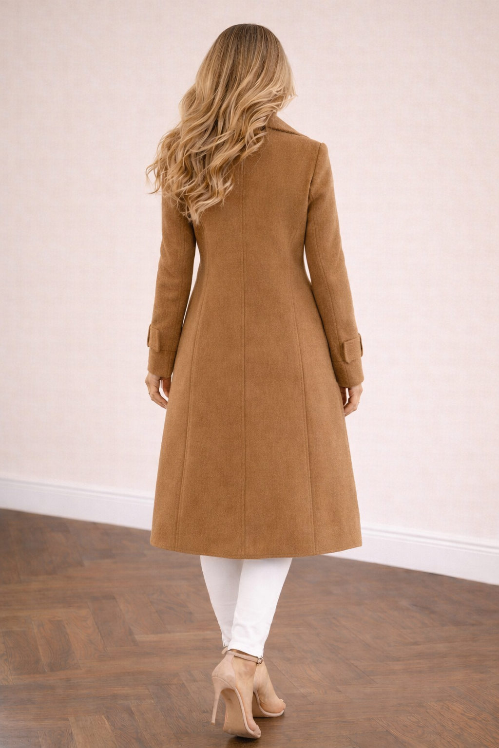 Abrigo Cashia City en color camel de corte entallado y largo por debajo de la rodilla, vista trasera de cuerpo entero con silueta estructurada.