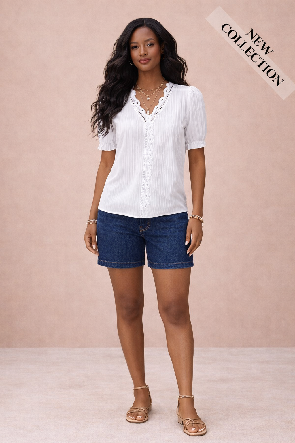 Blusa blanca de mujer con encaje y escote en V look completo frontal estilo elegante Cashia