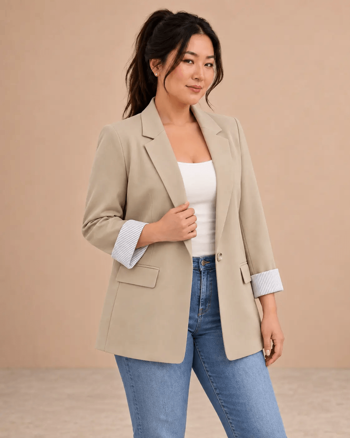 Blazer Cashia Celaje beige en modelo talla L, medio plano superior