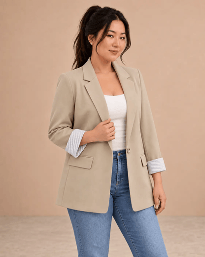 Blazer Cashia Celaje beige en modelo talla L, medio plano superior