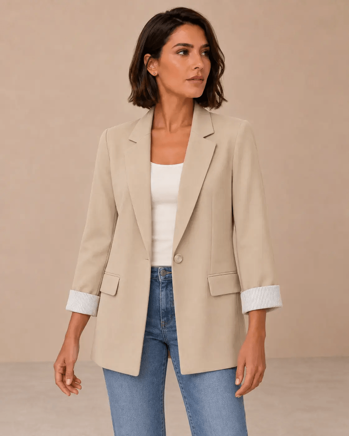Blazer Cashia Celaje beige en modelo talla M, medio plano superior