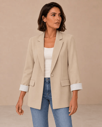 Blazer Cashia Celaje beige en modelo talla M, medio plano superior