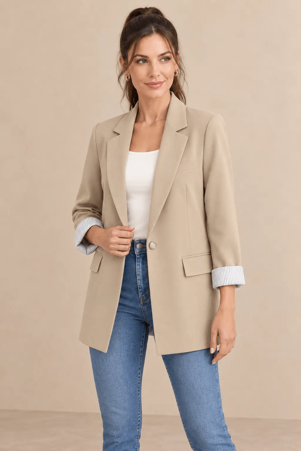 Blazer Cashia Celaje beige en modelo morena talla S, medio plano superior