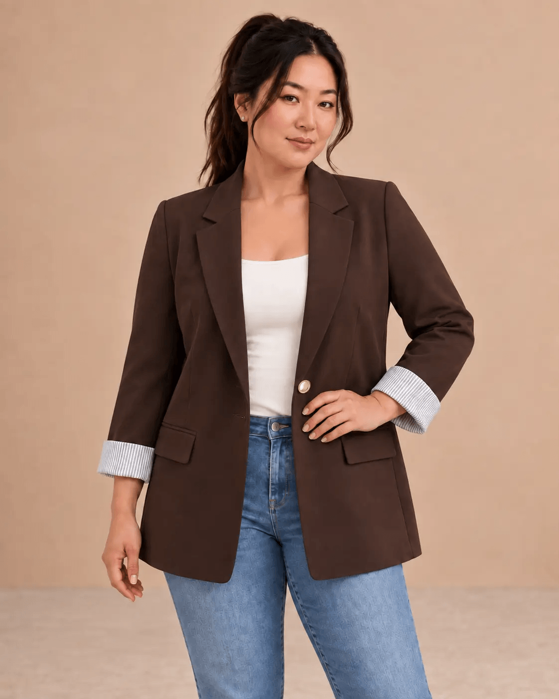 Blazer Cashia Celaje marrón chocolate con botón dorado en modelo talla L, vista frontal en medio plano superior.