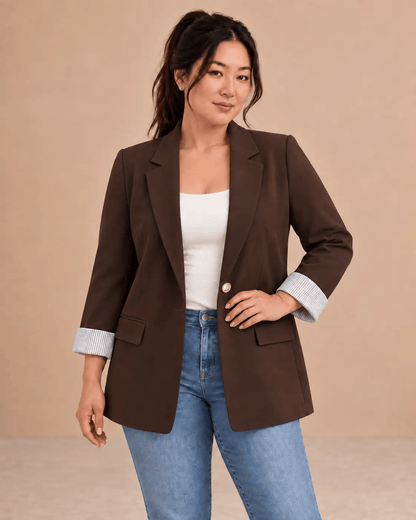 Blazer Cashia Celaje marrón chocolate con botón dorado en modelo talla L, vista frontal en medio plano superior.