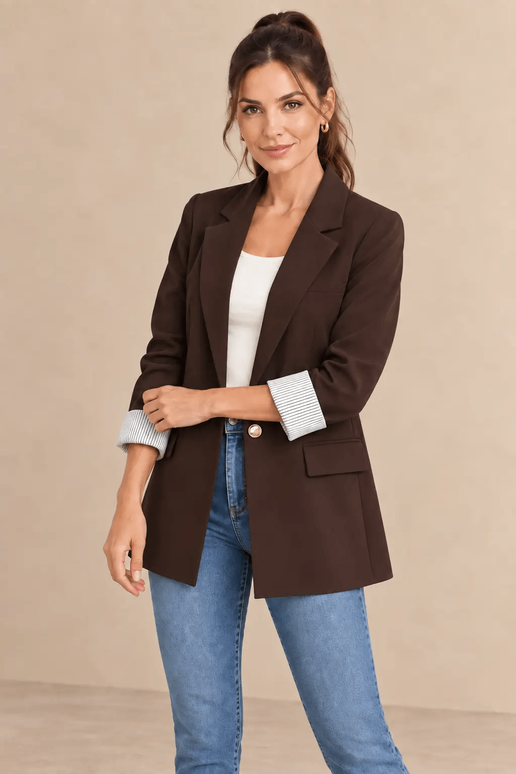 Blazer Cashia Celaje marrón chocolate con botón dorado en modelo talla S, vista frontal en medio plano superior.