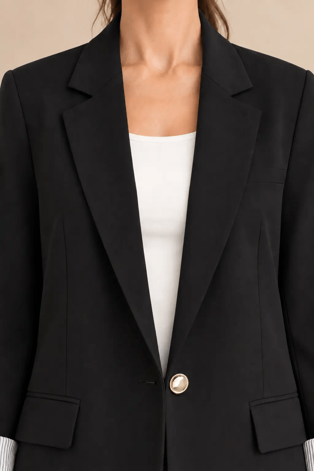 Detalle de la solapa y el botón metálico dorado del Blazer Cashia Celaje negro.