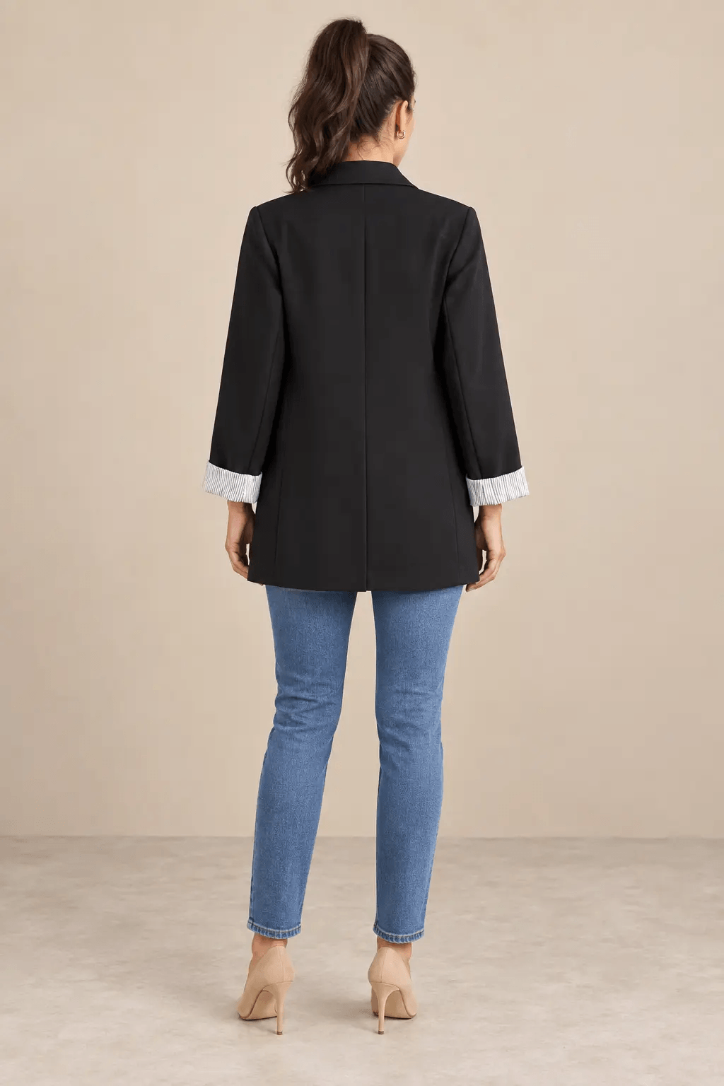 Blazer Cashia Celaje negro en modelo talla S, vista trasera
