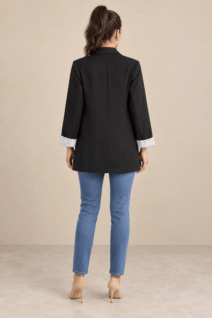 Blazer Cashia Celaje negro en modelo talla S, vista trasera