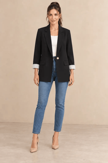 Blazer Cashia Celaje negro con botón dorado en modelo talla S, vista frontal de cuerpo entero.