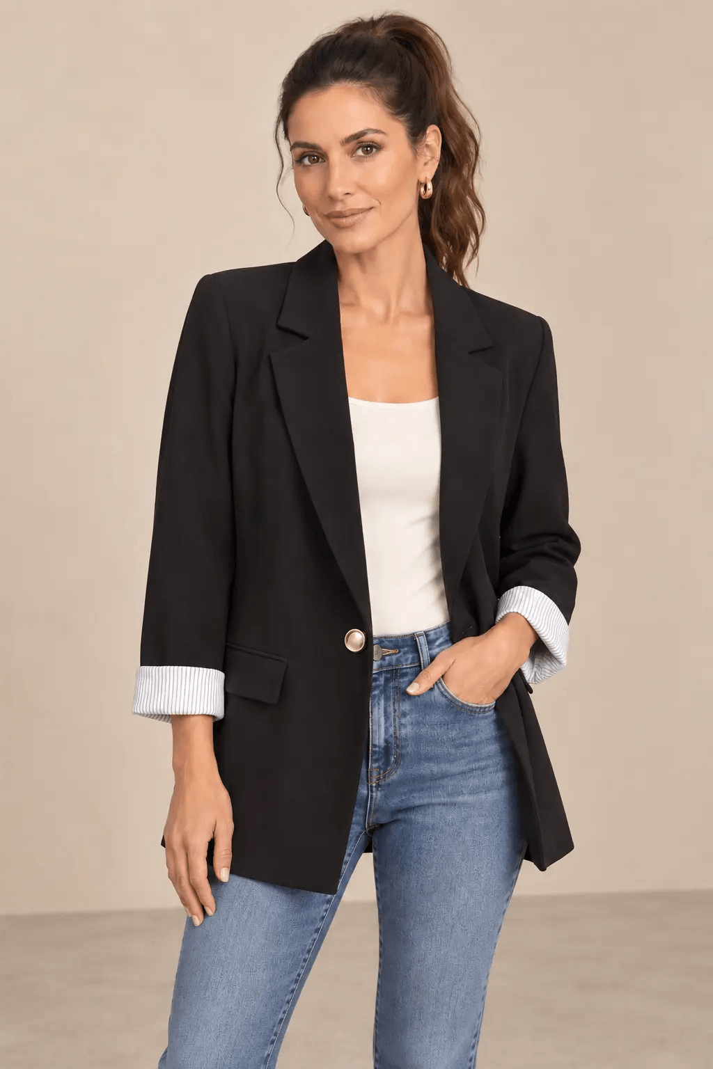 Blazer Cashia Celaje negro con botón dorado en modelo talla S, vista frontal en medio plano superior.